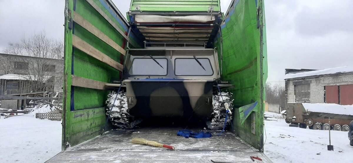 В тентованную фуру помещается два вездехода МСГ-45 (ГАЗ-73м)