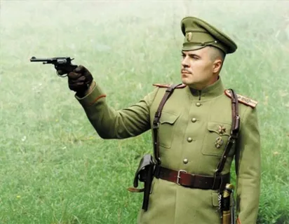Русский офицер с личным оружием