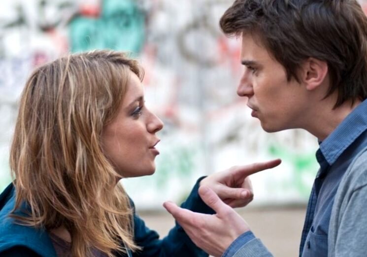 До начала наших с девушкой отношений, мы дружили около 6-7 месяцев, за это время мы выучили друг друга вдоль и поперек, после чего начали встречаться. Сначала все было идеально, букетно-конфетный период, бабочки в животе и счастье на высоте, но со временем, ее перестали устраивать мой запах, мой тон разговора, мое поведение.