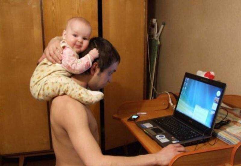 Отец с ребенком за компьютером. Папа и ребенок за компьютером. Папа сидит с ребенком. Родители и дети за компьютером.
