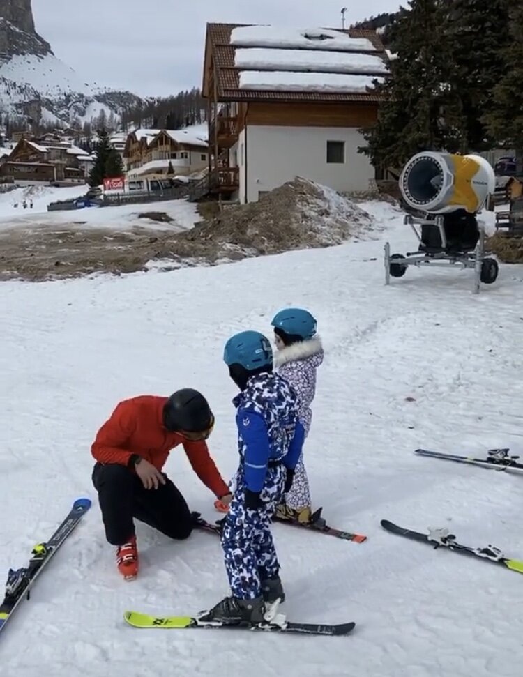 Дети Аллы и Максима на горнолыжном курорте. Источник фото: instagram. 