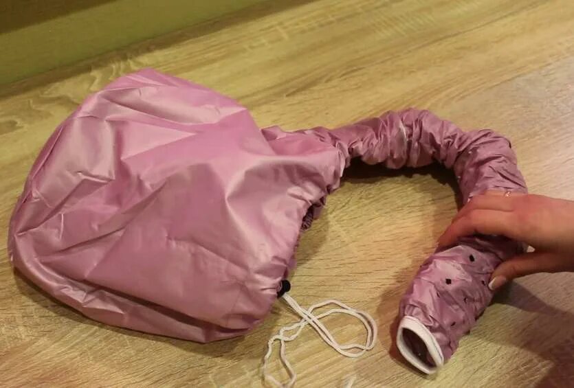 Многие девушки (и не только они) сталкиваются с проблемой: в ванной слишком много всего, что может улететь от потока воздуха из фена.

Шапка эффективно направляет поток прямо на волосы, увеличивая скорость и качество сушки. Воздух выводится вверх.

Цена: 200 руб.