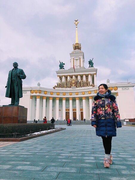 КАТАНИЕ НА ЯХТЕ В САМОЛЕТЕ

Начали узнавать, как добраться из Будвы в аэропорт Тивата, то все советовали такси, потому что автобусов прямо до аэропорта нет. Есть, который мимо проходит, и надо будет попросить водителя остановиться, а потом ещё по трассе идти минут 10.

Купили билеты на busticket4.me за 2,5 евро~186 рублей, ещё по 1 евро~75 евро заплатили за каждого, чтоб зайти на вокзал. Оказывается, автобус уже приезжает заполненный и не всем достались сидения. Хорошо, что мы зашли первые в автобус и заняли последние.

Водитель высадил нас и ещё пару человек на трассе, потом мы шли пешком. Не очень приятное занятие, особенно, если учесть то, что тротуара нет, машины мимо тебя несутся с огромной скоростью и пыль летит прям в лицо.

Аэропорт оказался совсем крошечным, что нас не пустили в зал ожидания, можно было остаться стоять в здании, либо пойти сесть на скамейку на улице. Большинство ждали своего рейса на улице.

Летели мы в Москву авиакомпанией «Победа», и такая странная у нас ситуация произошла. На официальном сайте когда перешли к оплате, почему-то в конце он резко все поменял и выставил счёт в евро, и даже не предложил оплатить в рублях.

Я знаю, многие авиакомпании грешат этим, зарабатывая на конвертации, но фишка в том, что в евро нам билеты вышли дешевле, чем если бы мы оплачивали в рублях. В итоге каждый билет нам обошёлся по 52 евро~3731,52 рубля.

С Колей летели раздельно, а так как я боюсь полетов, попросила мужчину рядом поговорить со мной. Он оказался таким общительным, что взахлеб 3 часа рассказывал, как 10 дней занимался яхтингом. Хотя до этого он вообще ничего не знал о яхтах.

Оказывается, Черногория известна своими яхт-школами, тут получают международные права на управление яхтами и лодками. Казалось бы, удовольствие не из дешевых, но за обучение он заплатил 600 евро~44775 рублей, при чем в этой же яхте они жили все дни и готовили там же, купив заранее продукты. Таким образом, за жильё не платишь, ещё и получаешь много знаний, ярких эмоций, и самое главное права, а с ними можно в любых странах брать яхту напрокат, либо пойти работать капитаном.

Так красочно он рассказывал, что будто я и сама побывала на яхте.

#отдых #турист #путешествие 