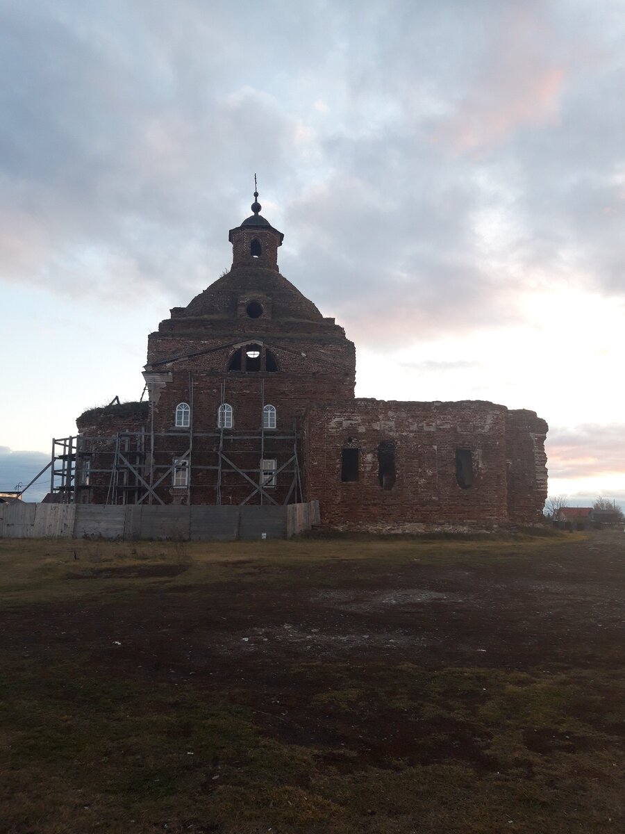 Один из многих заброшенных храмов на Урале 