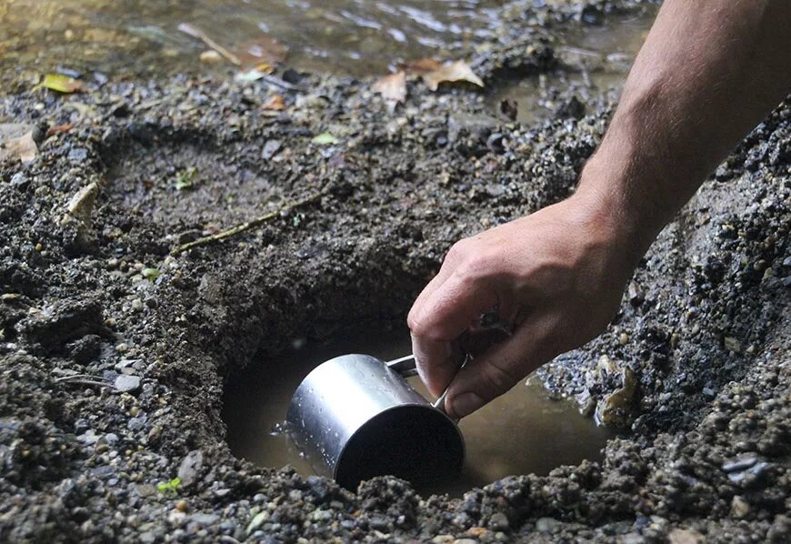 Профильтруем воду в которой долго находилась почва. Добыча дождевой воды. Добыча питьевой воды в природных условиях. Фильтрация воды в полевых условиях. Очистка воды в природных условиях.