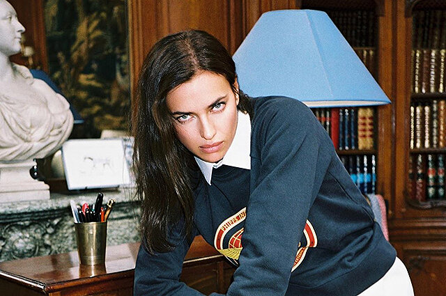 Звезды по всему миру призывают людей к самоизоляции из-за пандемии коронавируса, участвуют во флешмобах, снимают тематические видеоролики.Фотограф Пьер-Анжи Карлотти запечатлел российскую фотомодель в почти что домашних интерьерах, а креативный директор издания Мэл Оттенберг помог ему создать атмосферу самоизоляции на съемках в Париже. Возможно, первоначальный замысел съемки был иным, но в свете последних событий результат заиграл новыми красками.