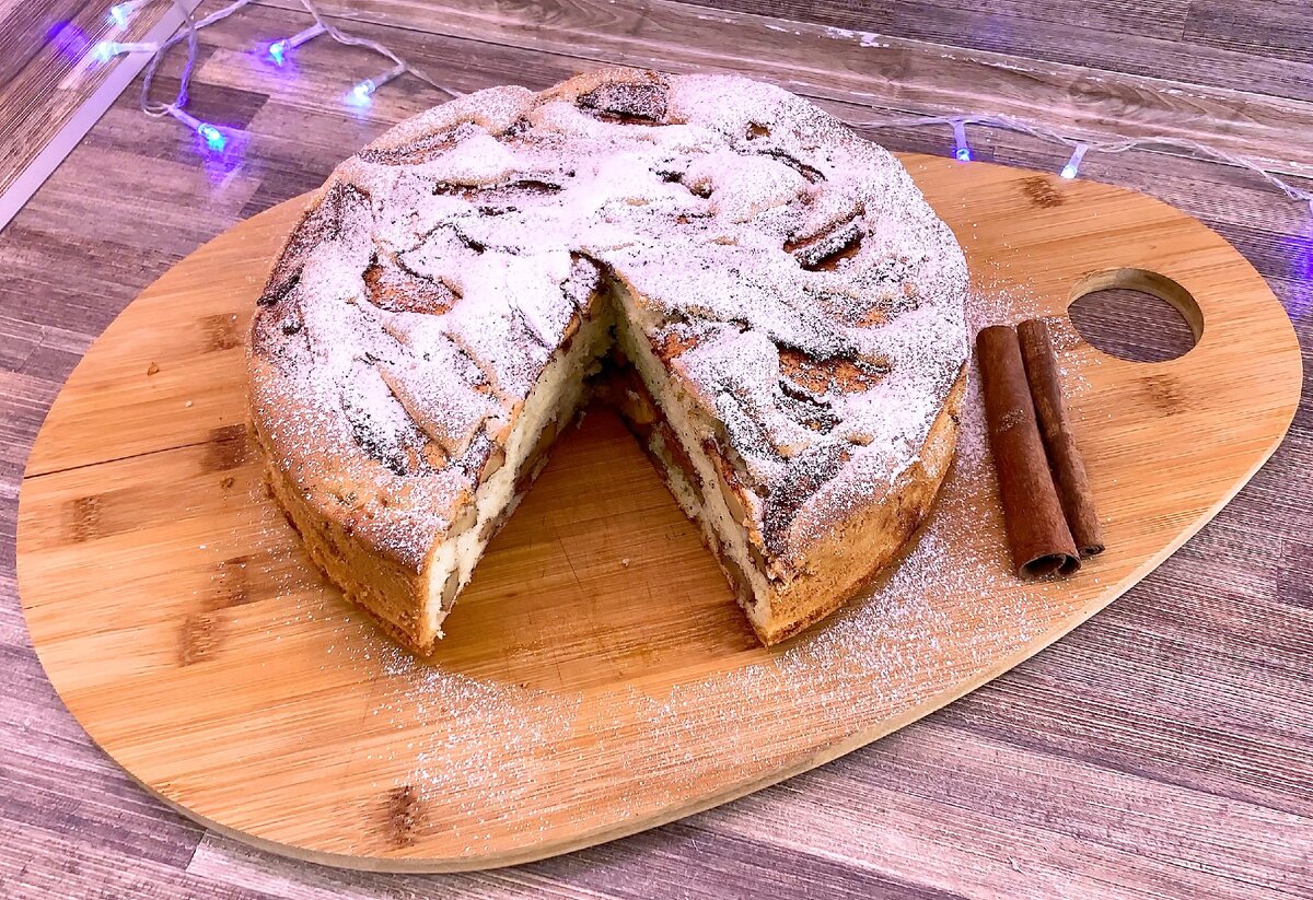 Шарлотка с яблоками и корицей