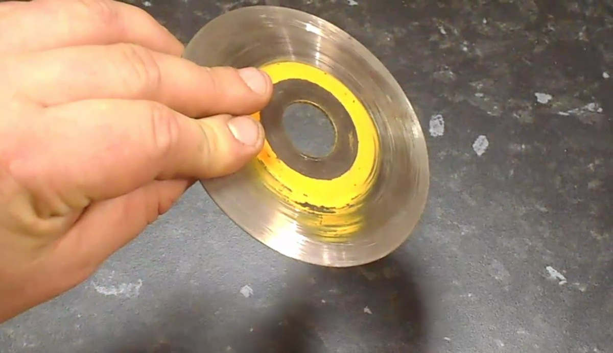 Сегодня  я поделюсь с Вами идеей собственноручного изготовления ножа для резки пиццы из старого жесткого диска. Для изготовления нам понадобится источенный диск на болгарку, которым я когда-то пилил бетон, керамическую плитку.