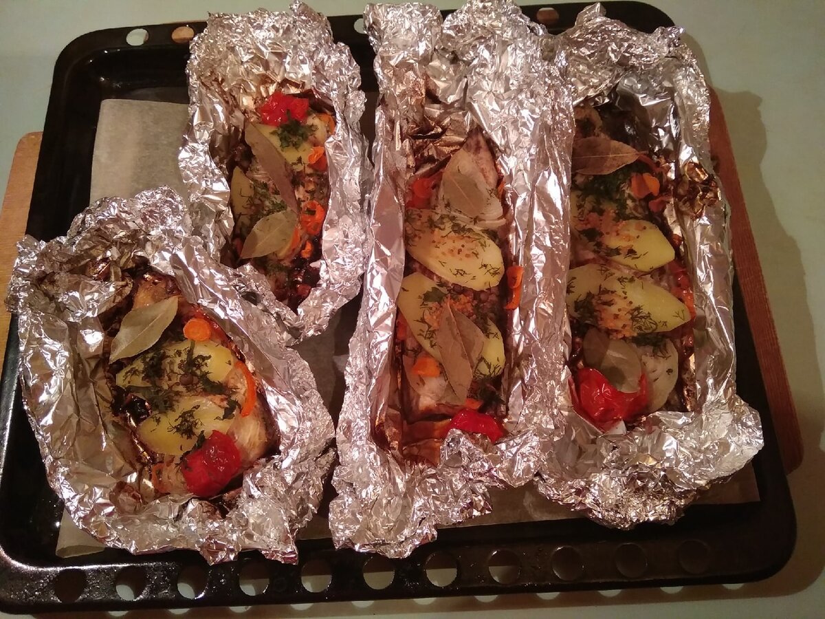 скумбрия с картошкой и томатами