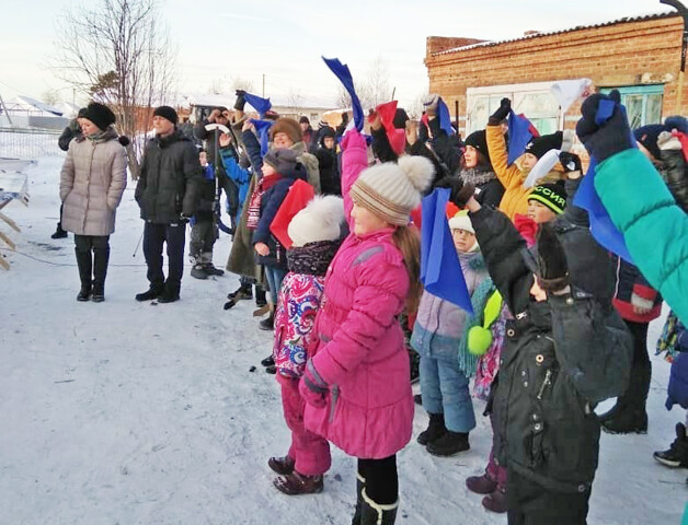 дети радуются открытию хоккейной коробки