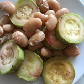 Это не кабачки такие маленькие, это фасоль такая большая)))