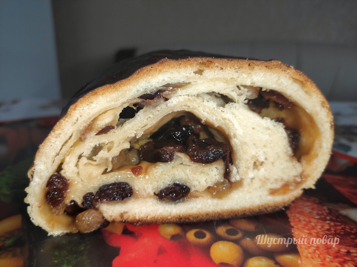 Сдобный рулет с вишней и изюмом в разрезе