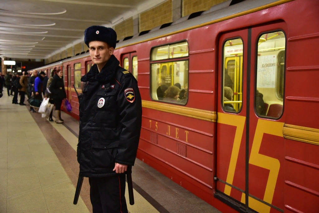На московском метро есть. УВД на Московском метрополитене. Полиция на метрополитене Москва. Полиция УВД на Московском метрополитене .. Форма полиции метрополитена Москвы.