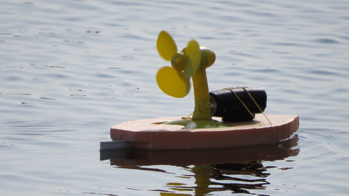 Самодельная игрушка лодка из пенопласта с пропеллером