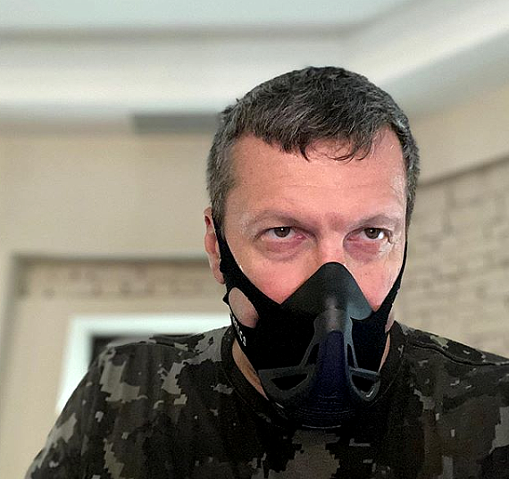 Зачем эти люди публикуют фото в масках? Если всё так серьёзно - так пусть тоже засядут по домам, а не уговаривают нас со своих РАБОЧИХ МЕСТ: оставайтесь дома. Фото взято из инстаграма Владимира Соловьёва