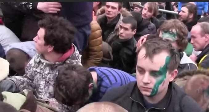 01.03.2014г. Боевики "Правого сектора" просят прощения у харьковчан. Фото взято из доступных источников в Интернете.