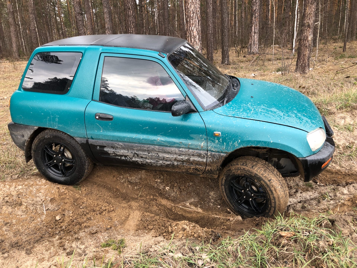 Lada niva и конкурент. Конкуренты нивы. Конкуренты нивы. Автолегенды ссср москвич 2150. Niva chevrolet vs нива.