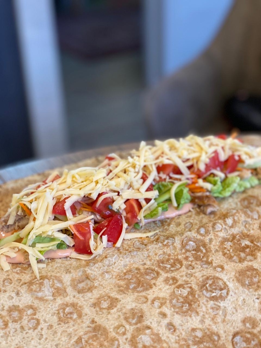 Старайтесь не перегружать шаурму начинкой, иначе будет сложно ее завернуть.