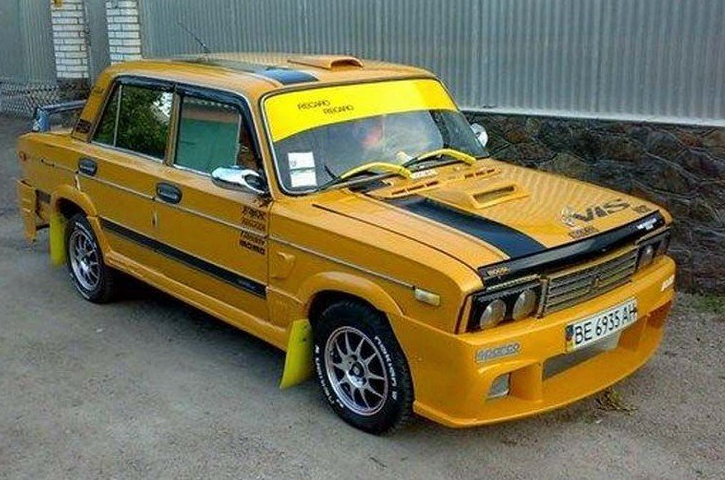 Желтая жигули в стиле заграничных спорткаров. Настоящий сборник всех популярных трендов самодельного тюнинга: воздухозаборники, спойлер, бампер и кончено полоски.