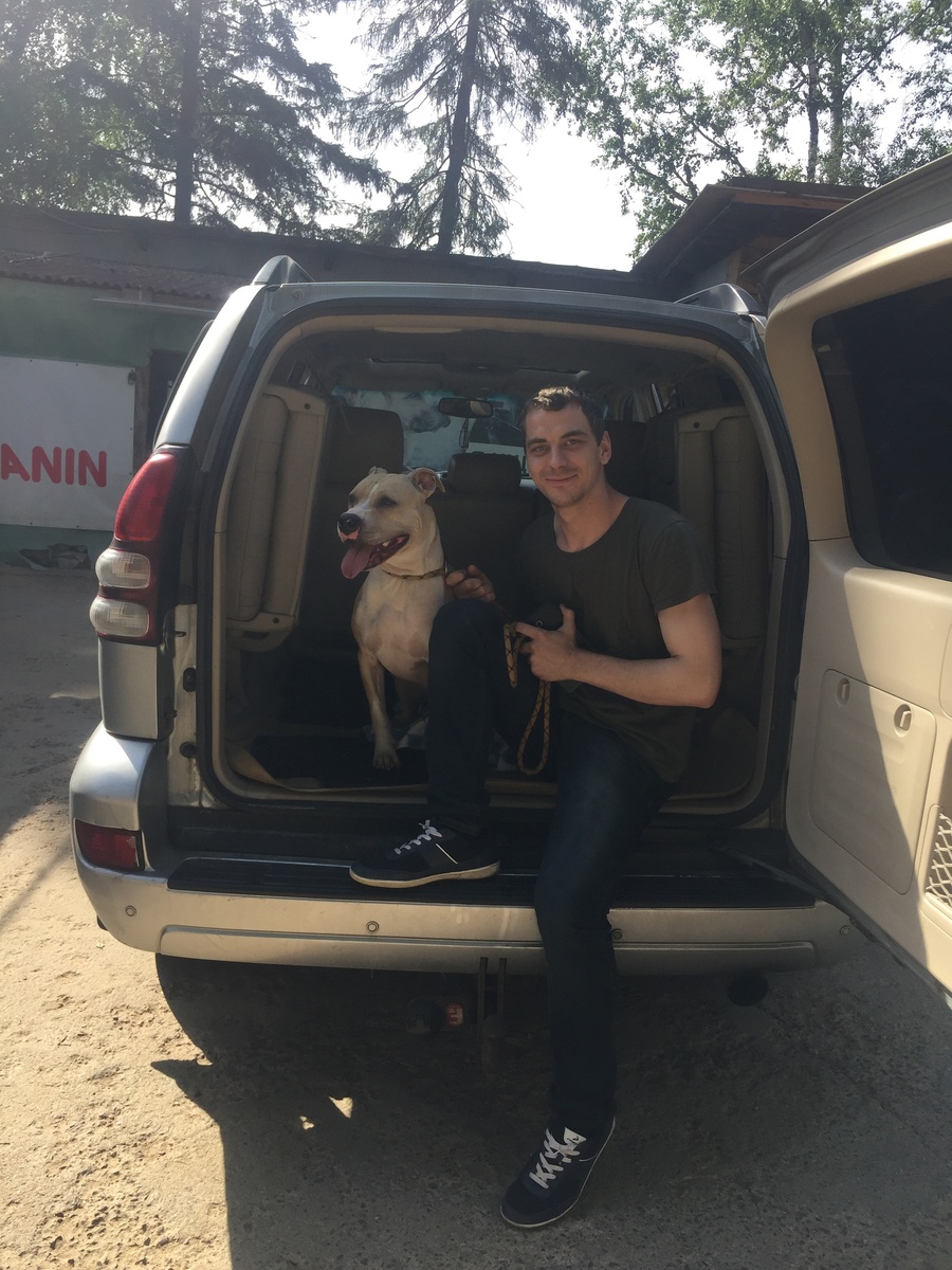 У ворот приюта, собираются в дорогу)