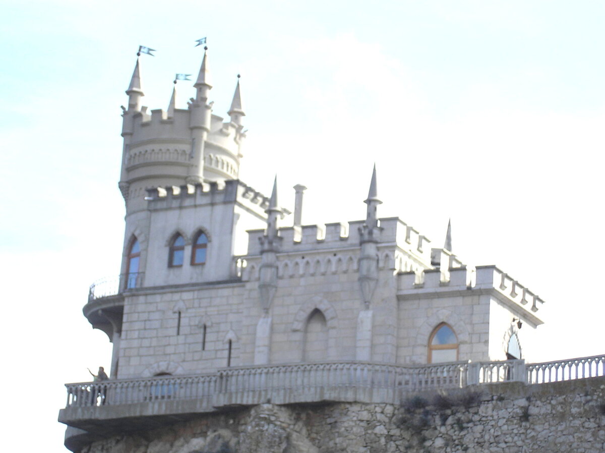 Ласточкино гнездо сортавала. Замок Ласточкино гнездо в Крыму. Ласточкино гнездо 2021. Ялта замок Ласточкино гнездо внутри.