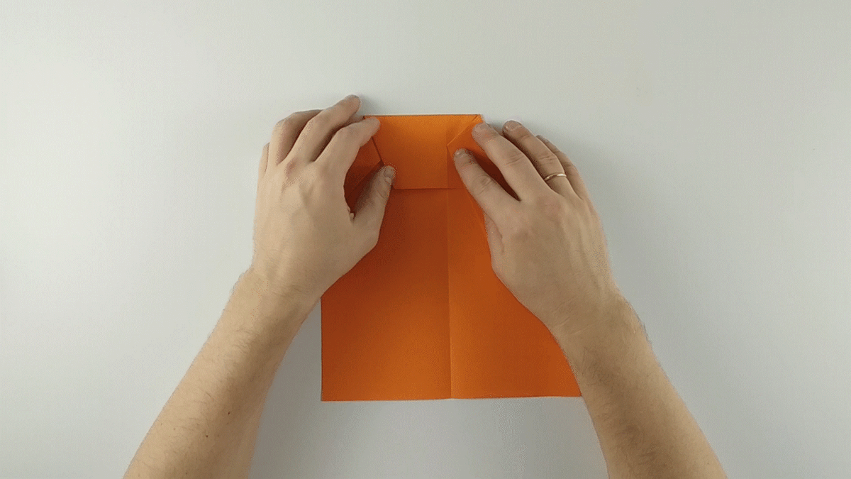 Шаг 4.2. Точно так же сгибаем с другой стороны.