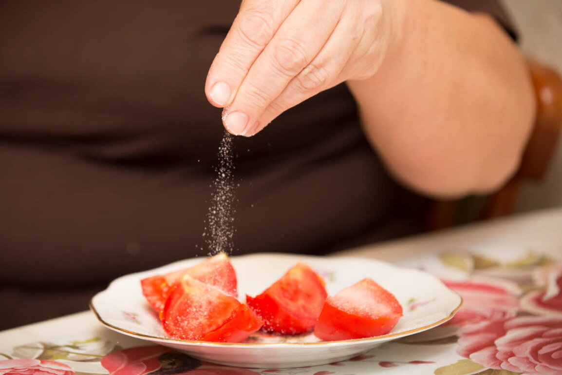 Можно ли добавлять соль в еду. Можно ли добавлять соль в еду. Можно ли добавлять соль в еду. Чем можно заменить соль в еде. Блюда с солью.