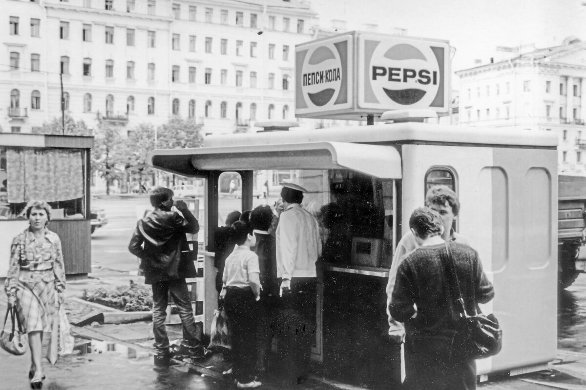 1983 год история. Палатка пепси кола СССР. Киоск пепси в СССР. Пивные ларьки Ленинграда в СССР. Киоск пепси-кола Ленинград.