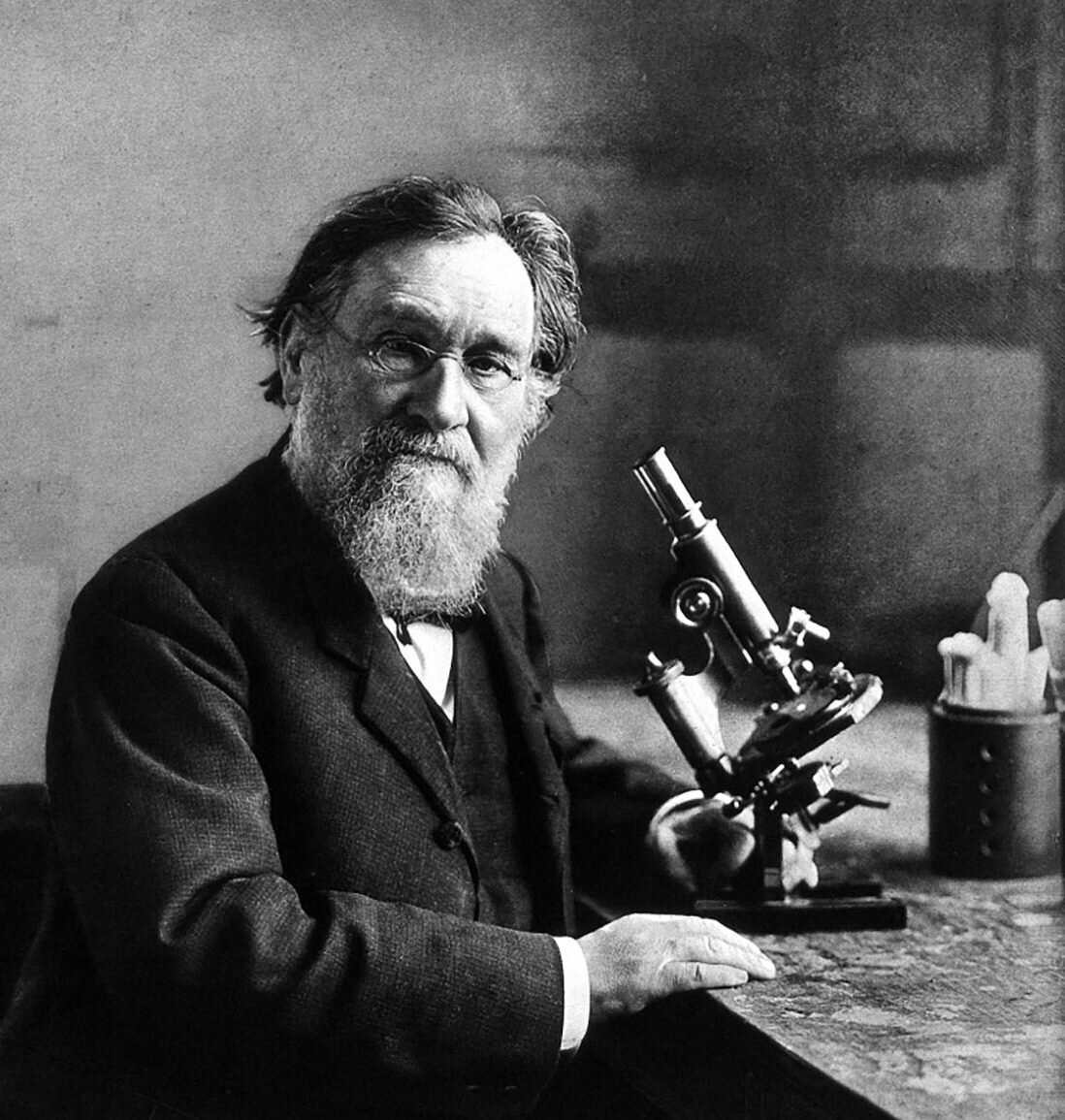 Ученый за работой