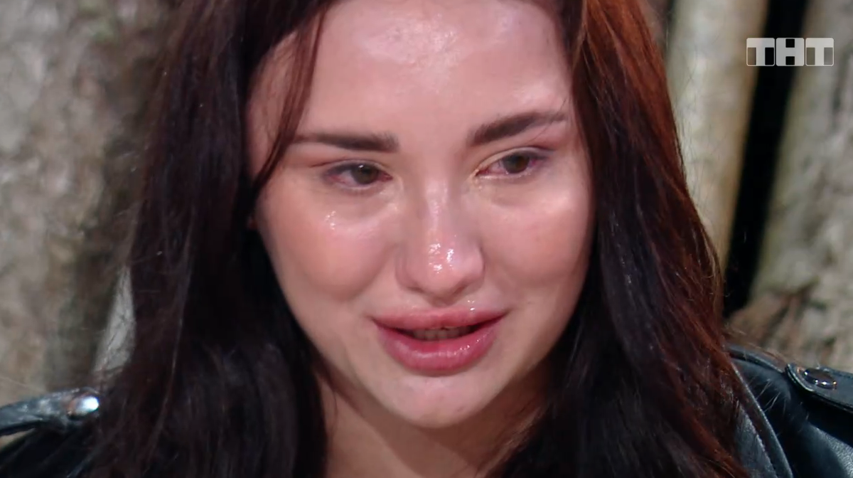 Фото: скрин экрана с эфира. Настя берется за свое и именно таким образом каждый раз выпрашивает себе место на проекте. 