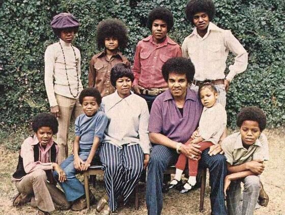 Майкл Джозеф Джексон – американский певец и танцор, начавший карьеру с выступлений в семейной группе «The Jacksons».