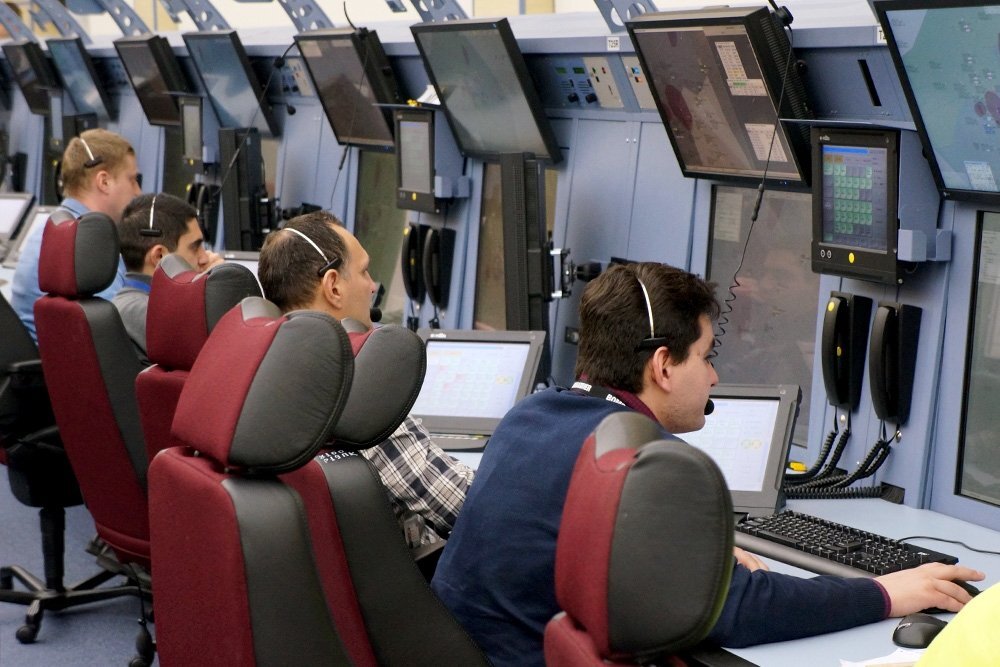 Диспетчер по организации авиационных перевозок. Центр управления воздушным движением. Диспетчер по регистрации пассажиров. Диспетчер. Диспетчеры ес орвд.