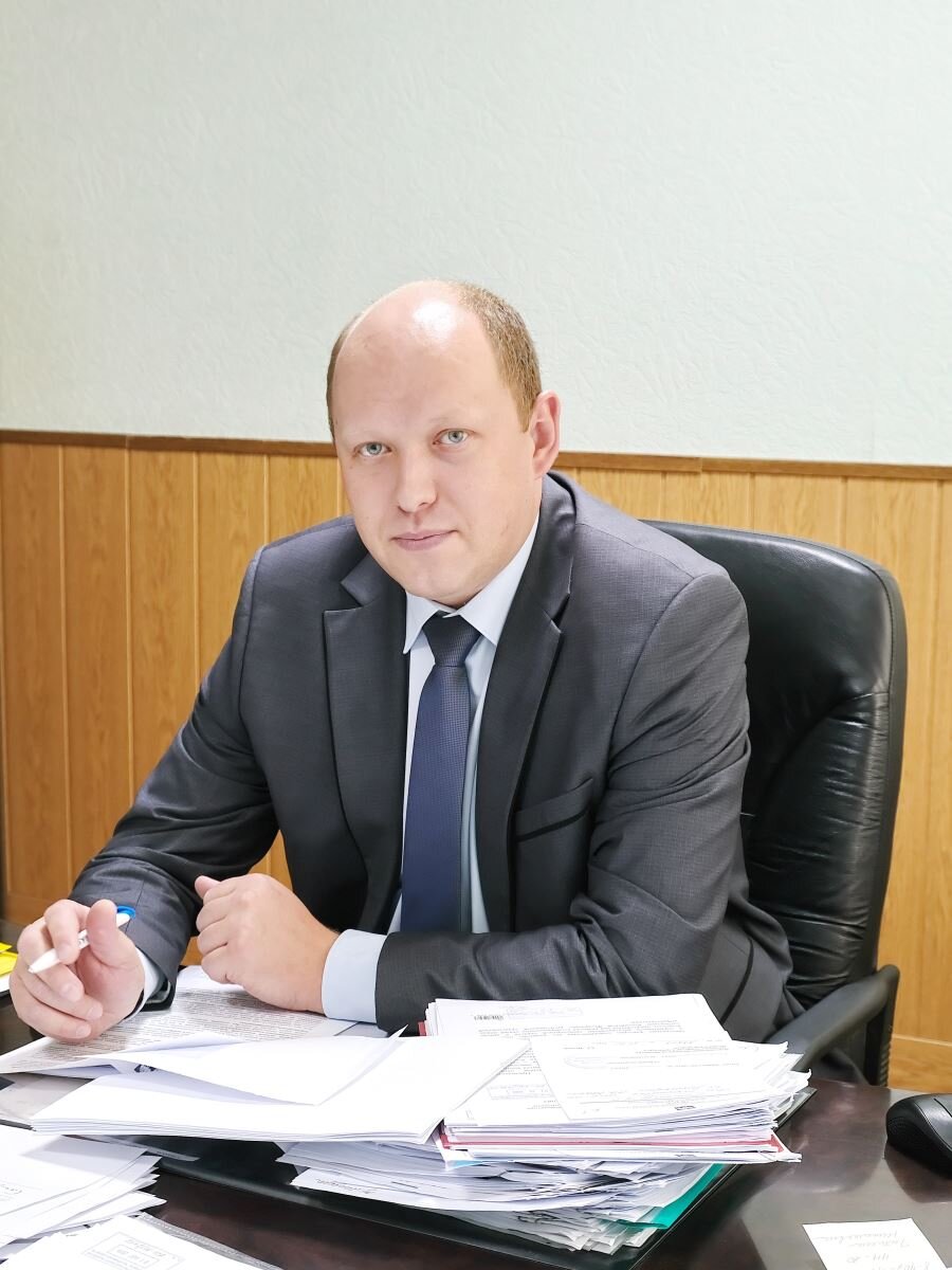 По словам Министра дорожного хозяйства и транспорта Челябинской области Алексея Нечаева, власти региона выкупили имущественный комплекс транспортного «ЧелябГЭТ» в рамках процедуры банкротства. В настоящее время ведется работа по оценке объема инвестиций, которые необходимы для модернизации этого имущества. По мнению Нечаева, «особенно удручает» состояние дорожного полотна возле трамвайных путей. Как пояснил министр, горэлектротранспорт — одно из направлений работы, которая ведется ведомством в рамках формирования и развития единой транспортной системы для Челябинской агломерации. «Мы заказали Южно-Уральскому госуниверситету транспортную схему нашей агломерации. Первый этап охватывает Челябинск, Копейск и Сосновский район. Второй этап — семь муниципальных образований, которые также входят в Челябинскую агломерацию», — сказал министр входе заседания 29 октября. Как сообщается в документах к заседанию, для реализации мероприятий по модернизации транспортной системы агломерации Южно-Уральский госуниверситет проводит научно-исследовательскую работу. Ее цель – определение оптимальных маршрутов движения общественного транспорта и видов этого транспорта. Однако из-за введения режима повышенной готовности по COVID-19 специалисты не могут провести реальное обследование пассажиропотока. В результате дата завершения исследовательской работы представителей ВУЗа сдвинута на первое полугодие 2021 года. Таким образом, сдвигается и переход на новую систему общественного транспорта с 1 января на 31 декабря 2021 года.
