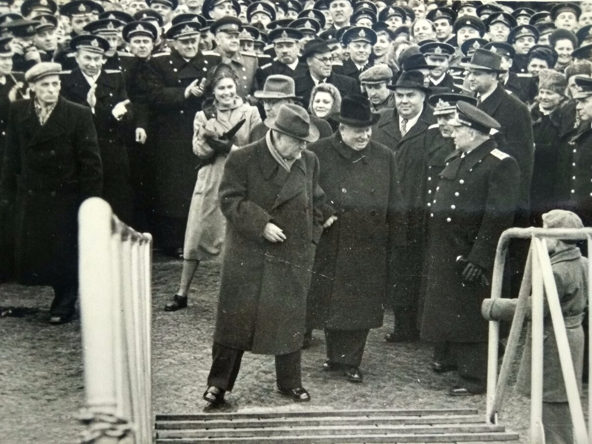 Фото Главы СССР Никиты Сергеевича Хрущева (между Булганиным и Горшковым). 