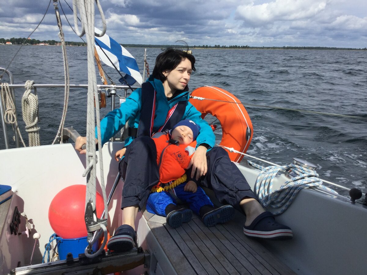 Моя супруга с младшим помощником за штурвалом на пути из Кристианополя в Карлскруну. Июль 2015 года. Фотография из личного архива.