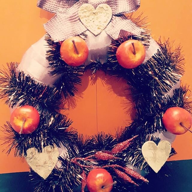 Лилли Бранд - венок из лент, мишуры, с яблоками