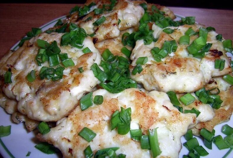 Состав рецепта (на 4 порц.)  
Куриное филе - 500 гр 
Яйца - 1 шт. 
Сметана - 2 стол.л. 
Крахмал - 1 стол.л. 
Соль - по вкусу 
Перец - по вкусу 
Чеснок - 1 шт. 
Калорийность в 100 граммах блюда: 
Калорийность: 130 ккал 
Белков: 20 г 
Жиров: 4 г 
Углеводов: 3 г
