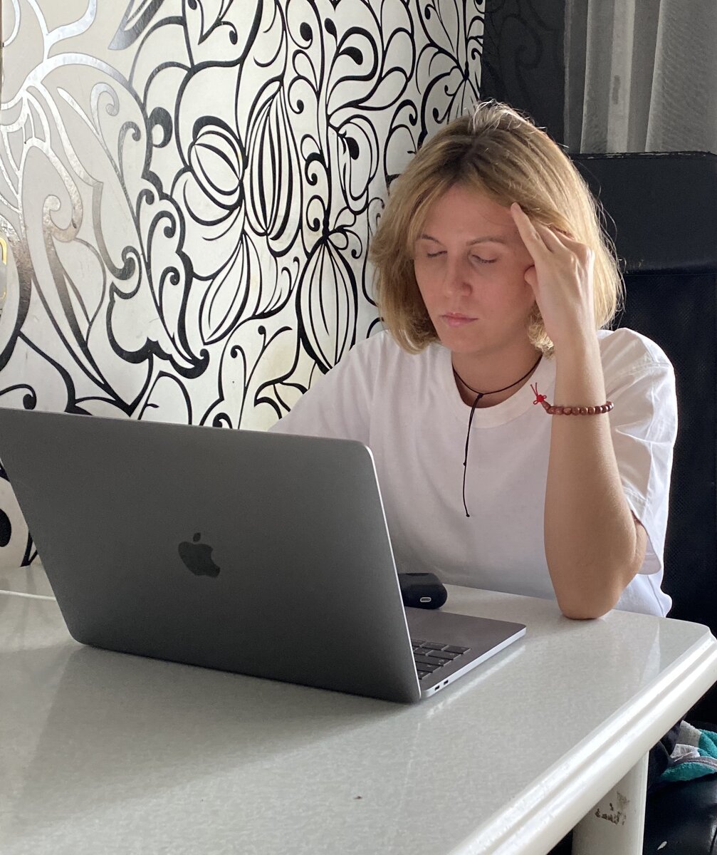 Волосы уложены, немного макияжа (брови/губы), украшение на шею + браслет. Наушники.