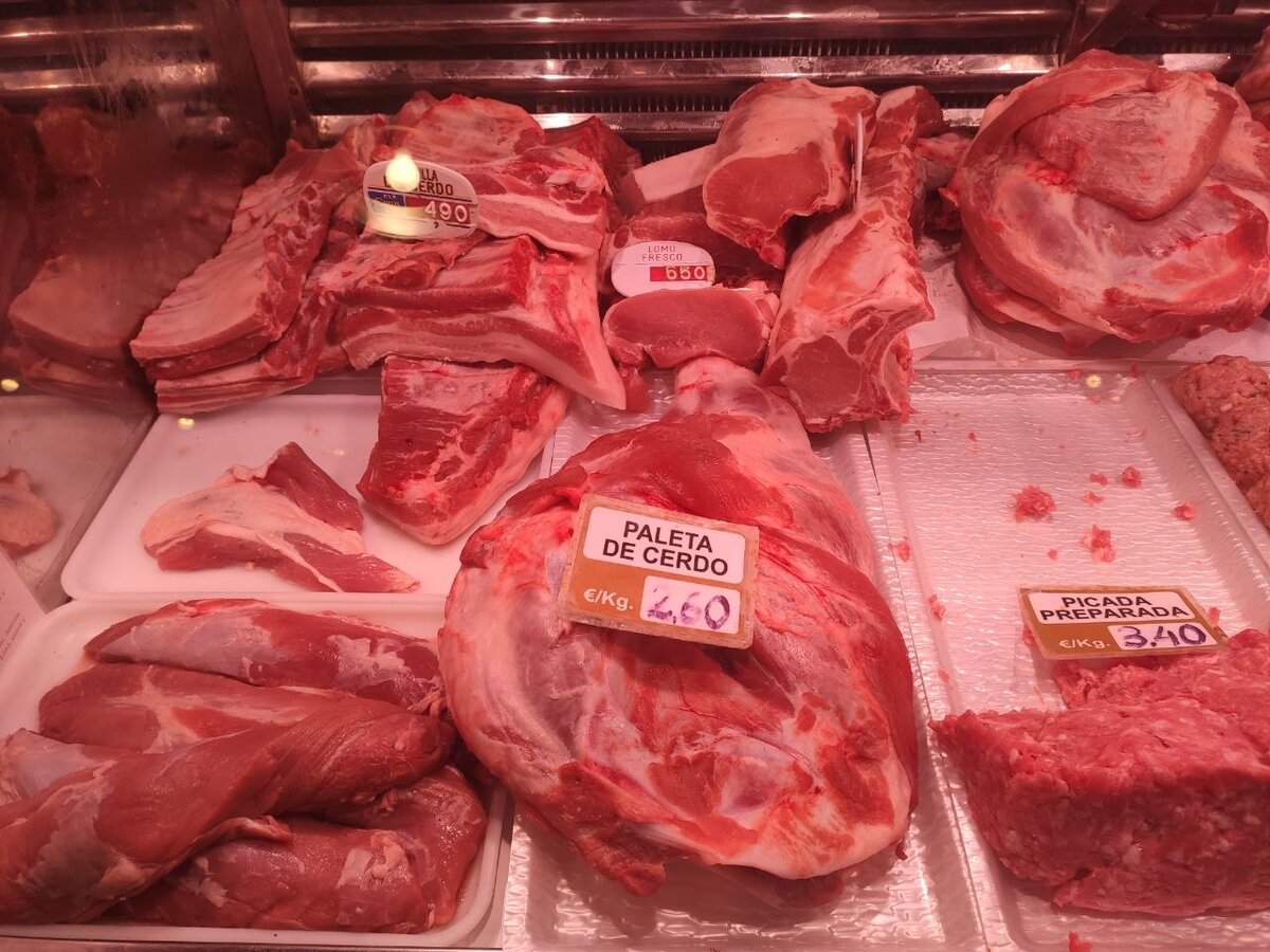 Продавщица в мясном отделе. Работник мясного магазина. Мясной отдел в магазине. Вакансии в мясной магазин. Продавщица в мясном отделе.