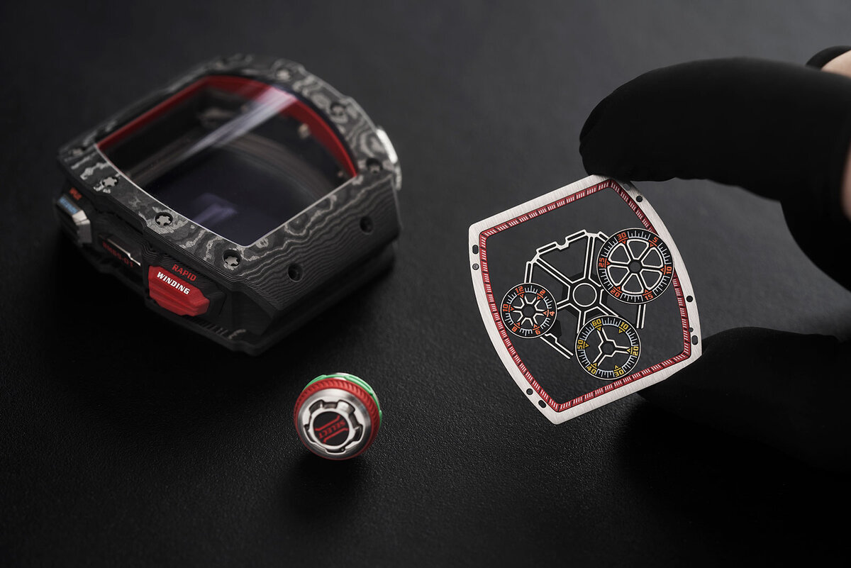 Часы в разборе, фотография взята с сайта https://watchesbysjx.com/2020/12/richard-mille-rm-65-01-automatic-split-seconds-chronograph.html