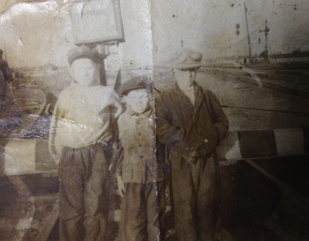 Анвар Либабов (в центре) с друзьями на железной дороге. 1962-1963 гг.