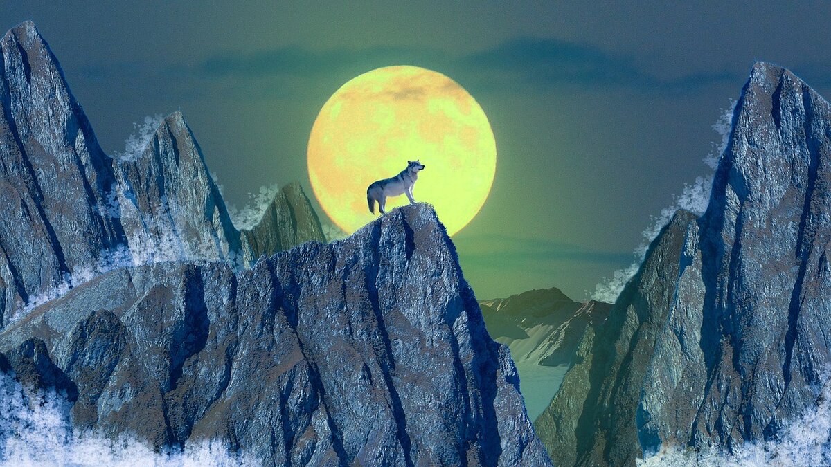 Луна на фоне гор