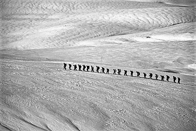 Всегда лучше работать в команде. Единомышленники помогут не сорваться.