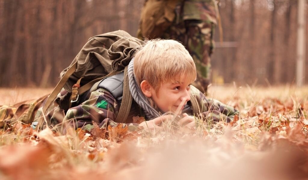 Друг именинника старается быть незаметным.
