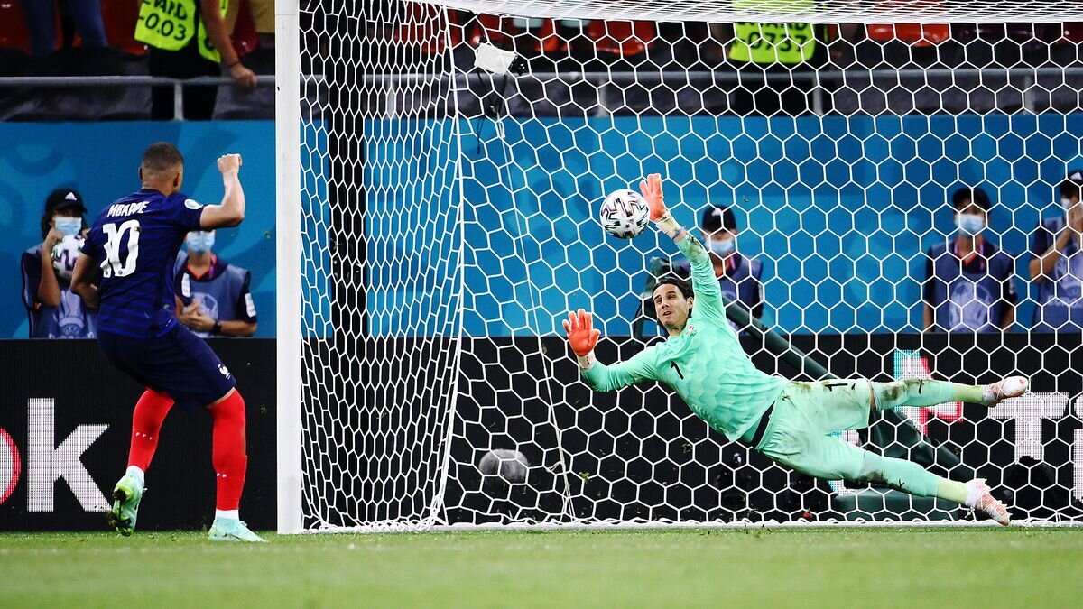 Промах Мбаппе или подвиг вратаря. Источник фото - сайт: https://clck.ru/WFwaP