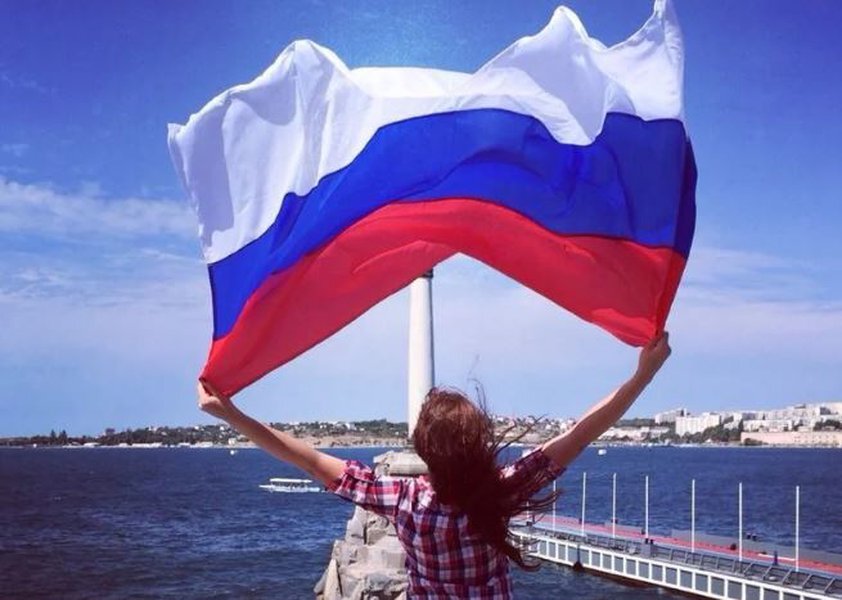 маш щий флагом люди пляш т. татарка флаг. маш щий флагом люди пляш т. аниме с российским флагом. девушка с российским флагом.