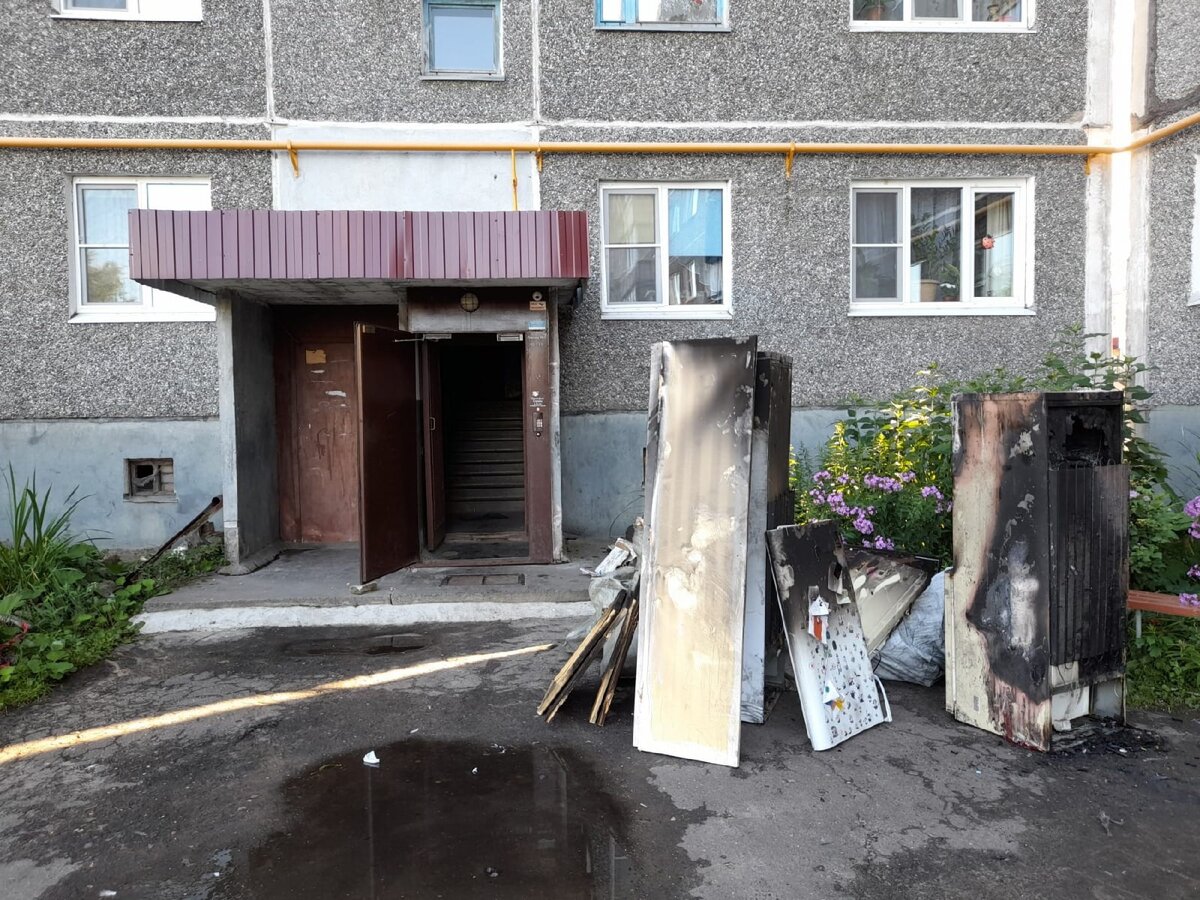 Последствия возгорания неисправной бытовой электро розетки, мебель и техника полностью сгорели.