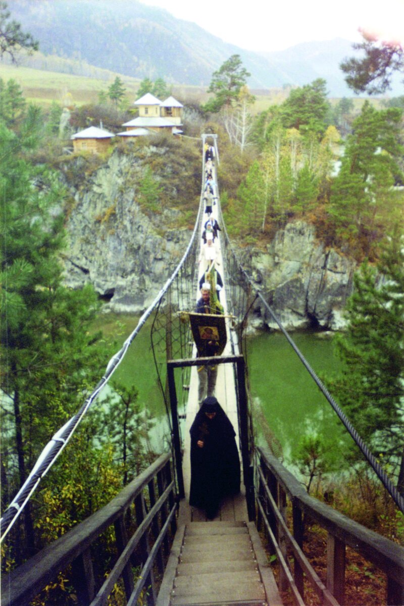 Алтай в переводе с тюркского «Золотая Гора», это цветущая горная страна. Величественен и прекрасен Горный Алтай — одна из жемчужин в венце творений Божиих. Алтайский край в любую пору года, в любое время суток сполна одарен Творцом сказочной красотой. И никаких слов не хватит описать ее. Но бывают в жизни Алтая и ненастные дни, когда сотрясается земля и горы, когда темное небо спускается до земли и яркие молнии пронизывают его. Раскаты грома соединяются с грохотом летящих камней и, кажется, что наступает конец света. Какой он грозный во время стихий: снежные бураны, ливневые дожди, а то и жара до 50°.
Красота и величие Алтая возвышают дух до восхищения: смотря на эти горы: невольно чувствуешь какой-то благоговейный ужас перед их Создателем. Сколько опасностей подстерегает неосторожного путника. Говорят, что Алтай истребляет «случайных» людей. Среди нерукотворной красоты отблесков потерянного рая, внимательно приглядевшись, можно разглядеть величие иное — величие духа, обитающего в скромных людях, подвижниках веры.
Алтайская земля находится в пределах Западно-Сибирской равнины и части Алтайского горного массива. К Российской империи Алтай был присоединен в первой половине 18 века, когда коренное население составляли алтайцы (калмыки), из других народов — представители соседних стран — монголы, китайцы, турки, татары, казахи, русские (старообрядцы и казаки). Жители Алтая в то время были полудикими язычниками, в большинстве совершали обряды заклинания духов. В начале 20 века небольшое распространение получил буддизм.
ДУХОВНАЯ МИССИЯ
Православие на Алтайской земле распространилось и утверждалось благодаря деятельности Алтайской духовной миссии, основанной в 1930 г. для проведения Евангелия среди коренного населения. Выдающимися представителями духовной миссии стали преподобный Макарий (Глухарев) и Святитель Макарий (Невский). Оба прославлены в 2000 г в лике святых. Один Господь знает, каких трудов стоило их апостольское служение, направленное на обращение людей к вере. Великая, поистине апостольская любовь ко Христу, а ради Него к невежественным и часто враждебно настроенным людям давали алтайским благовестникам силы и терпение. Многотрудная и опасная была их жизнь. Бездорожье, капризы погоды, глухая тайга с дикими животными, не останавливали их деятельность. Алтайские миссионеры не только проповедовали слово Божие, тысячи язычников они привели к истинной вере; не только устраивали миссионерские станы, открывали храмы и монастыри, но они, не взирая на языковой барьер, создали письменность, одарили алтайцев первыми книгами на родном языке, устроили школы и библиотеки, лечили своих подопечных, обучали их нравственности, ремеслам, огородничеству, медицине, знакомили с русской культурой и, благодаря бережному отношению к языку и национальным традициям коренных жителей Алтая, содействовали их национальной культуре и воспитали целую плеяду миссионеров среди алтайцев. Все первые поколения алтайской интеллигенции — учителя, врачи, писатели, художники были исключительно воспитанниками миссионерских школ, или сотрудниками миссии, или детьми миссионеров. Семена правды и света, которые так самоотверженно сеяли с любовью Апостолы Алтая дали плоды сторицею. Языческий Алтай обратился в православный и в глухих селах заблистали золотые главы церквей. Полное самозабвение служения ближним приносило ценные результаты:
«Не дай погибнуть некрещеному!» — так взмолился алтайский юноша Ээбаяк при смертельной опасности — встрече с медведем. Родители у него умерли, а его дядя был иноверцем и некоторое время колебался с принятием православной веры, но юноша твердо уверовал в Христе, хотя О. Макарий не торопил с крещением, ждал пока дядя (трудный орешек!) сам откажется от своих идолов и согласится на крещение. «Не дай погибнуть некрещеному!» — повторял юноша. От страха стыли кровь и мысли, окаменели ноги. Только бы не встретиться взглядами, только не показать свой страх! С черной клыкастой медвежьей пасти обильно текла слюна. Несколько раз, подойдя ближе, огромный медведь, вставал на задние лапы, дико ревел, так, что скалы дрожали, а потом ушел. Вскоре алтайский юноша принял крещение. «Кудайга-а-а Баш!» (Слава Богу за все!).
Алтайскую духовную миссию достойно считали образцовой, а проповедников — Апостолами Алтая, Столпами Православия. В 2000 году исполнилось 170 лет деятельности Алтайской Духовной Миссии. Живительные лучи христианства оживотворили Алтай. В последнее время в Барнаульско-Алтайской епархии, которая отметила 10-летний юбилей воссоздания, действуют 200 приходов, в большинстве из них имеются воскресные школы, православные лагеря, 11 благочиннических округов, 5 монастырей, 3 монастырских скита, иконописная мастерская, музей Православия на Алтае, епархиальное управление, имеется печатный орган епархии. Газета «Алтайская миссия» регулярно выходит с 1996 года. Из учебных заведений имеется две православные гимназии в Барнауле и в Бийске, одно духовное училище, которое открыто с 1869 года. Возрождение его началось с 1995 года. С 1999 г. ректор училища и преподаватель — Преосвященнейший Максим, епископ Барнаульский и Алтайский.
На Алтае есть такие святые дивные намоленые места, которые притягивают не только сказочной красотой, но и силой Божией благодати. К ним относится райцентр Чемал, где посреди могучей своенравной реки Котунь находится уникальный остров Патмос. Этот скалистый неприступный остров назван в честь острова Патмос, где в І веке по Рождеству Христову томился в заключении любимый ученик Иоанн Богослов, где получил „Откровение”. В настоящее время остров соединен с материком подвесным мостом. На острове расположена церковь Иоанна Богослова с обновляющимися иконами, келья Святого Макария и Архиерейское подворье.
В 1916 г. Святитель Макарий, будучи Митрополитом Московским и Коломенским, в течение месяца по 2 часа уединялся в своей кельи для молитвы. Святой Макарий своими молитвами до сих пор привлекает неверующих обратиться к Православной вере: летчик-космонавт пролетая над Алтаем из космоса наблюдал в определенном месте необычный столб света. Вычислили место на карте — оказался о. Патмос. Для летчика-космонавта, который прибыл в отпуск из Москвы по случаю видения в космосе, поездка в это место широко раскрыла дверь в мир православия. Перешагнув порог храма, он был поражен чистотой и красотой этого места, он стал на колени и умиленные слезы от благодати нескончаемым потоком текли из его глаз, открывая сердце и очищая душу. Затем, рассказав игуменье Назарии об увиденном в космосе, прожив неделю здесь, наслаждаясь красотой Божьего мира, очистился от грехов, причастился Св. Христовых Таин и принял крещение. Для него поездка в этот Алтайский край стала новым рождением свыше, началом новой жизни — жизни во Христе. Он один из немногих паломников, который избрал это место рождения в Православие. Каждому здесь хочется сказать: «Слава Тебе, показавшему нам свет!» и оставить свой благодарный след.
Трудами Московского фотохудожника храму Иоанна Богослова дарована вторая жизнь и переброшен мост на остров. Местный художник нарисовал картину 3х4 м с изображением о. Патмос с подвесным мостом через реку и со Св. Макарием на нем, подтверждая, что он постоянно здесь пребывает. Грот использован как вертеп Рождества Христова. Родившийся Христос несет Свет Истины для тех, кто ищет ее. Матушка Феофила из Св. Знаменского монастыря все лето 2008 г. посвятила образу Божией Матери с Богомладенцем, который ею высечен на подвесной скале.
Как в капле воды отражается все солнце, так в изображениях и многочисленных иконах отражается образ Той, чьим заступничеством спасалось и спасается Отечество наше «Дом Пресвятой Богородицы» в самые тяжелейшие для России годы и испытания. Заступницей земли Алтайской стала Коробейниковская икона Божией Матери, память ее отмечается в первое воскресение июля.
Икон Казанской Божией Матери по русским городам такое множество, что и не перечислить. Старинное Алтайское село Коробейниково было одним из торговых центров Алтая. Здесь в 1902 году был построен большой каменный однопрестольный храм. Он был украшен росписью и имел много чудесных икон, среди которых была главная — большой образ Казанской Божией Матери, который в дальнейшем получил название Коробейниковской чудотворной иконы Божией Матери. В 1938 году храм разорили, разграбили, священника Романа отправили по этапу в ГУЛАГ. Храм был превращен в зерносклад, а многие иконы были пущены на технические нужды. Половой плахой стала служить икона Божией Матери Казанская.
В ближайшем селе Нижнеозерном жила слепая Ольга. Благочестивая девушка непрестанно молилась и была одарена Богом духовным зрением. Однажды ей во сне было сказано Божьей Матерью: «Оля, возьми меня. Меня топчут!» Икона, во многом утратившая изображение, с трещиной в палец посередине, была спасена от дальнейшего поругания. Когда икону омыли водой, от нее услышали голос: «Все, все согрешили», после чего на иконе увидели слезы, которые текли из очей Божией Матери. А через некоторое время произошло новое чудо: исчезла трещина и обновились лики Божией Матери и Богомладенца. После смерти Ольги икону передали в странно-приимный дом при Покровском соборе г. Барнаула. Над крышей этого дома люди видели огненный столб, застывший на несколько секунд. Летом 1994 г. после завершения восстановительных работ в храме с. Коробейниково многолюдным крестным ходом икона из Барнаула была возвращена в свой храм на свое первое место. Сейчас здесь устроен мужской монастырь. Ежегодно проводятся крестные ходы с чудотворной иконой Божией Матери. Одним из условий Крестного хода была непрерывная молитва к Божией Матери. От нее исходила преизобильнейшая благодать, способная растопить даже «ледяное сердце». Крестные ходы совершаются в течение трех недель, общая длина пути около 3 тысяч км, сопровождаются чудесами: радуги, кресты на небе, мироточение, дивное поведение животных, но самое главное чудо — преображение человеческих душ исчисляются многими тысячами. Через нее освящается Алтай! Пресвятая Богородица, спаси нас грешных!
Много святых и особых мест в Алтайском крае. Горные дороги, среди скал украшенных сиреневым цветом распустившегося моральника, ведут в с. Акташ в Свято-Евгениевский храм на территории военной части, где служил Евгений Родионов. 23 мая 1996 года он пострадал от рук чеченских боевиков за веру Христову. Настоятель храма — иеромонах Отец Варлаам сам пишет иконы и Его рукой написана престольная икона новомученика Евгения, которая мироточит. Нас собирает Всевышний, мученик Евгений собирает всех верующих. Церковные службы проходят здесь с прихожанами в воинской части, где чтят память погибших и молятся о здравии живущих.
Слава Богу, что в наше время идет повсеместно строительство храмов. Из Алтайского кедра (другие материалы не подходят для этой местности) для Антарктиды сделан и освящен первый храм в честь Святой Троицы. В 2006 году в честь преподобного Макария Алтайского построен и освящен храм в Горно-Алтайском.
P.S. Писала статью и восхищалась этим необычным благодатным краем и предалась раздумьям о нашем Харькове, об Украине. Ведь наша молодежь летит в адскую пропасть: разврат, безнравственность, насилие, ненависть, дети растут без любви и заботы. Дай Бог, в нашем городе, области и по Украине, чтобы усилилась духовная миссионерская работа, чтобы побольше детей было охвачено духовно-нравственным воспитанием: детские сады, школы, летом — лагеря, чтобы православные учителя, православные психологи, врачи вкладывали свою лепту в оздоровление нашего больного общества, чтобы как в Москве организовывались дома «Милосердия», где врачи и добрые люди спасали людей в тяжелое для них время, чтобы по селам организовывали «пункты» духовного оздоровления в покинутых домах для стариков, для исповеди и причастия. В отдаленных районах, где нет храмов, сектанты навязывают свое учение — не доведи, Господи, погибнуть православным душам!