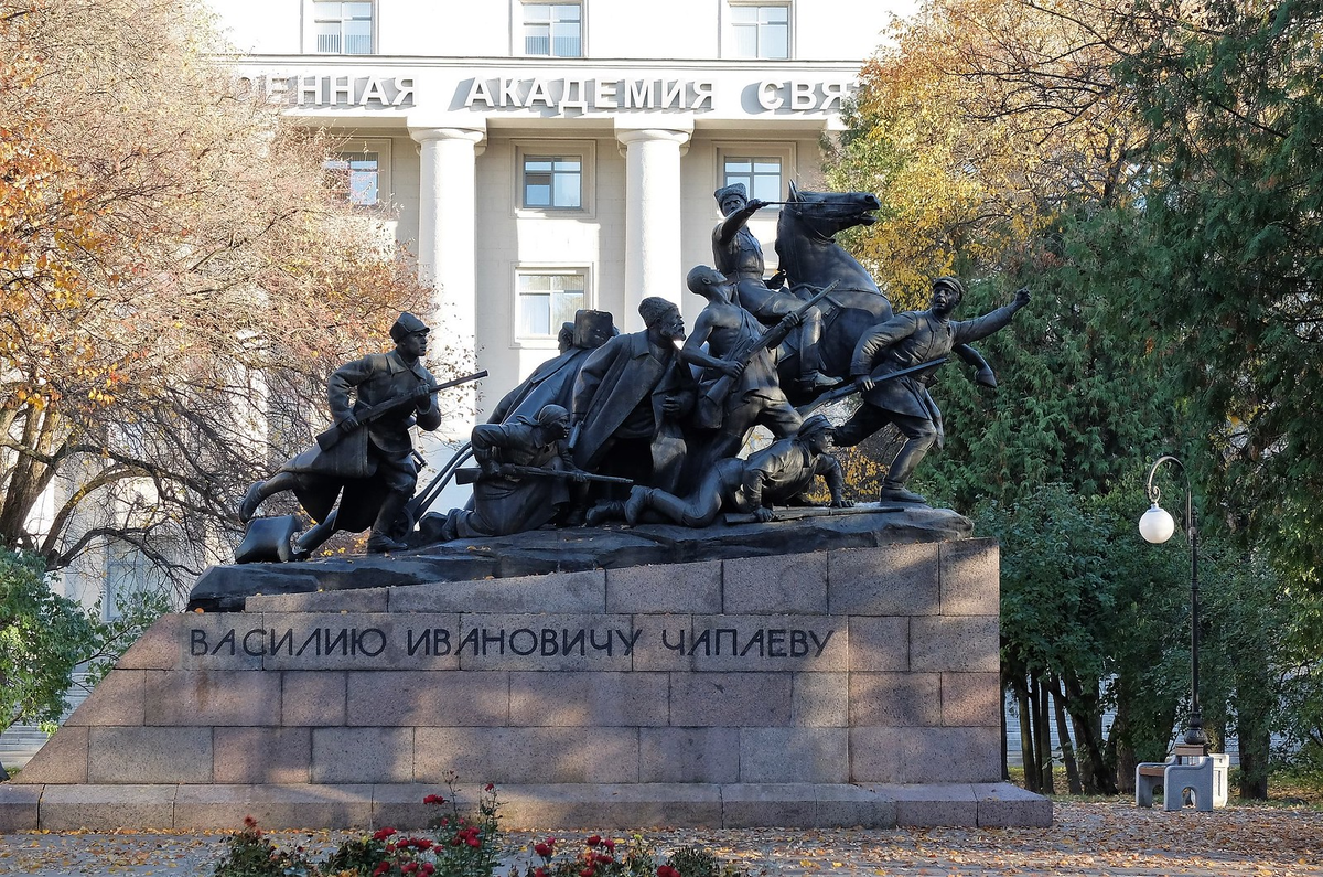 Памятник Чапаеву в Санкт-Петербурге. Памятник Чапаеву Академия связи СПБ. Памятник Василию Ивановичу Чапаеву. Памятник Чапаеву Академия связи Буденного.