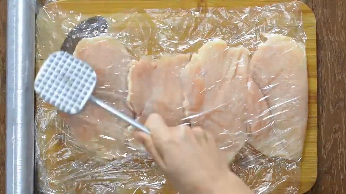 Тщательно отбиваем кулинарные грудки с обеих сторон  Фото: cooktoria.com